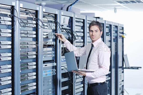 網(wǎng)絡(luò)服務(wù)器室里的筆記本電腦 數(shù)字化時(shí)代商人的計(jì)算機(jī)系統(tǒng)技術(shù)服務(wù)新需求